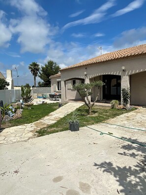 المنطقة المحيطة بالمنشأة