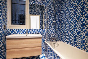 Shower, hair dryer, towels - Tiny House St Germain (Paris)