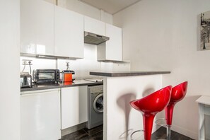 Réfrigérateur, micro-ondes, four, cafetière/bouilloire
