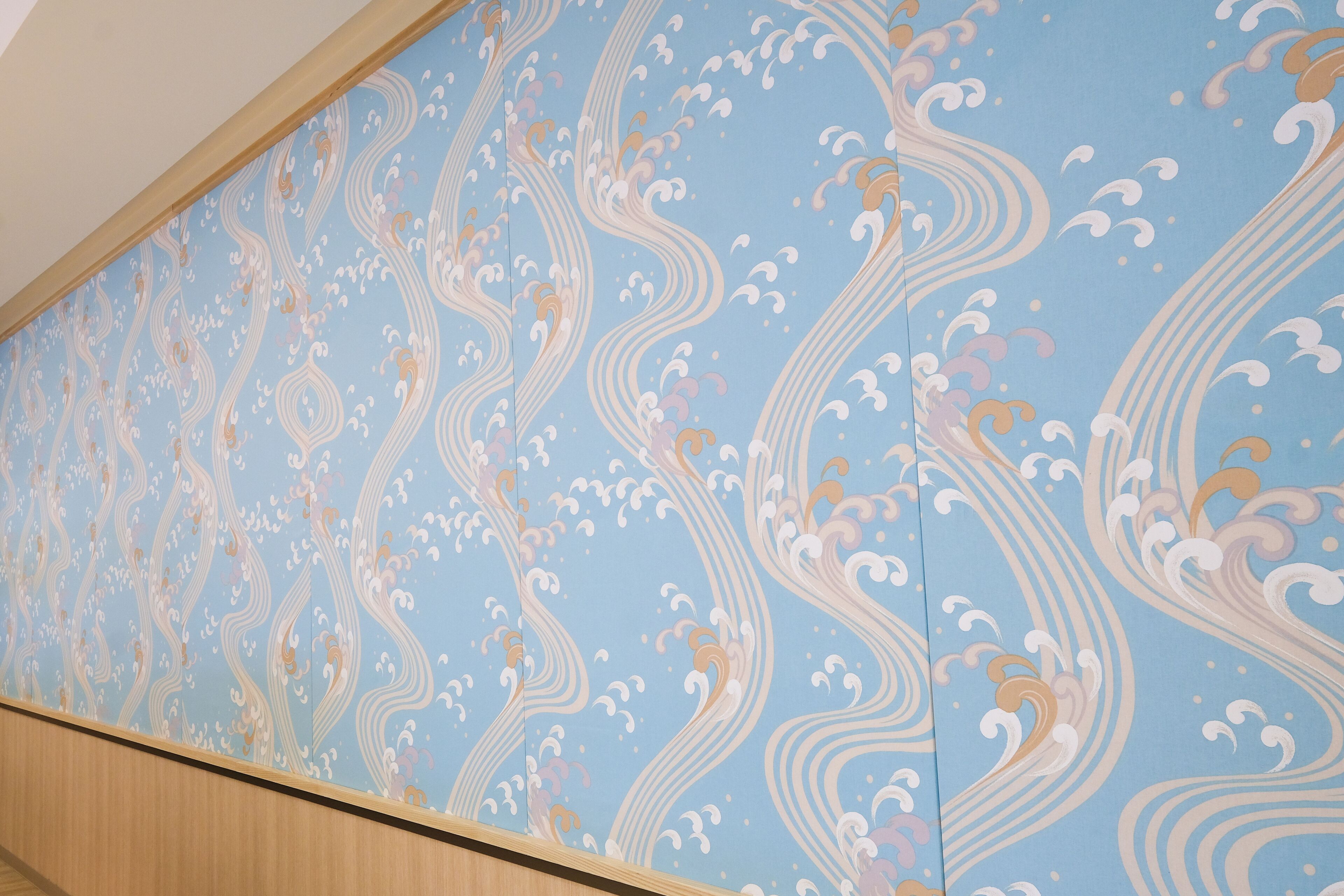 Una pared con un diseño ondulado en azul y blanco.