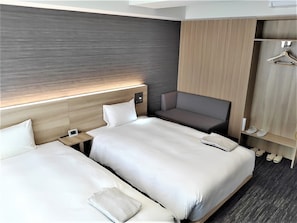 Habitación estándar con 2 camas individuales, varias camas, para no fumadores, baño privado | Edredón, caja de seguridad en la habitación y escritorio