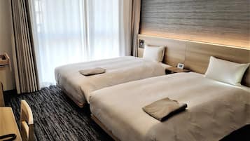 Moderate Twin Non Smoking | Down comforters, in-room safe, desk, blackout drapes
