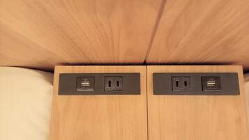 Ein Holzkorpus mit zwei USB-Anschlüssen und einer Steckdose.