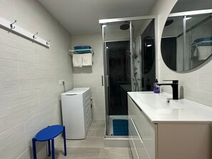 Dusche, Haartrockner, Handtücher, Toilettenpapier