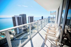 Property grounds - 2-Bedroom Luxury Condo with Balcony (Hollywood)
