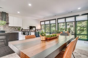 Frigorífico, microondas, placa de cocina y lavavajillas