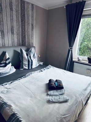 3 habitaciones, tabla de planchar con plancha, wifi y ropa de cama 