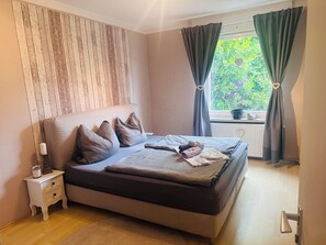 3 室のベッドルーム、アイロン / アイロン台、WiFi、ベッドシーツ