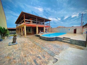 Una piscina al aire libre