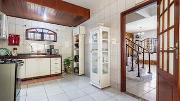 Een koelkast, een magnetron, een oven, een kookplaat