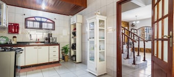 Guest House em Arraial do Cabo com Vista , Petfriendly, Wi-fi Fast, Piscina, Ar