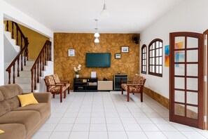 Smart TV, videogames, biblioteca musical, aparelho de som