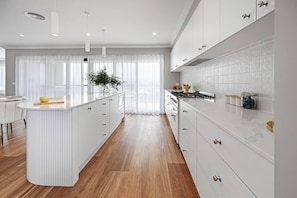 Réfrigérateur, four à micro-ondes, un four, surface de cuisson