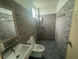 A bathroom with a sink, toilet, and shower. - Toraneethai Homestay Amphawa (Amphawa)