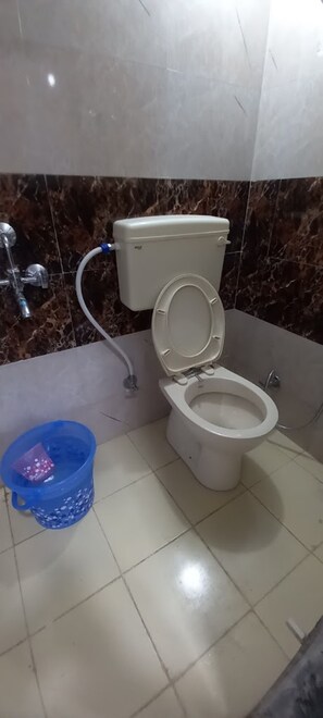 淋浴设施、大花洒淋浴喷头、毛巾、肥皂