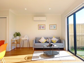 Smart TV, books - Mambourine Cozy Home/Spacious/4Beds 2.5Bath Garage (Mambourin)