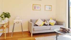 Smart TV, books - Mambourine Cozy Home/Spacious/4Beds 2.5Bath Garage (Mambourin)