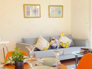 Smart TV, books - Mambourine Cozy Home/Spacious/4Beds 2.5Bath Garage (Mambourin)