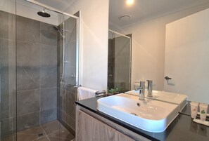 Dusche, umweltfreundliche Kosmetikartikel, Haartrockner, Handtücher