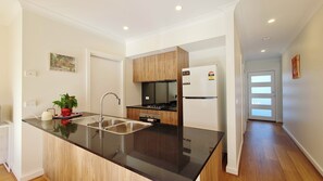 Fridge, microwave, oven, stovetop - Mambourine Cozy Home/Spacious/4Beds 2.5Bath Garage (Mambourin)