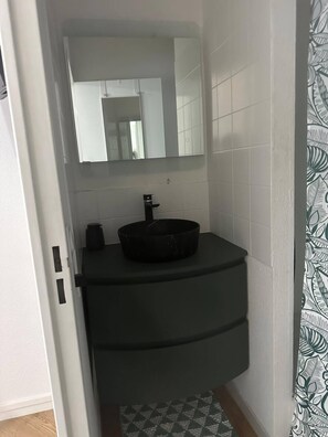 Shower, towels, soap, shampoo