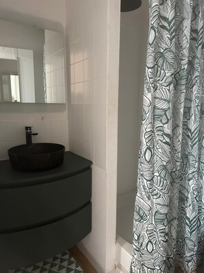 Shower, towels, soap, shampoo