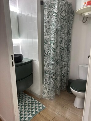 Shower, towels, soap, shampoo