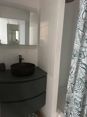 Shower, towels, soap, shampoo - Cosy + Moderne + Chaleureux + Équipé + Proche Tram (Talence)