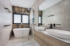 Dusche, Haartrockner, Handtücher, Shampoo