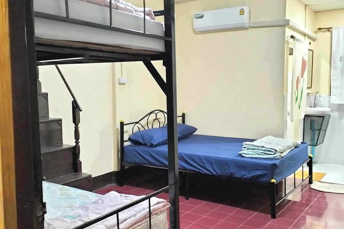 Chambre Familiale, plusieurs lits, salle de bains privée