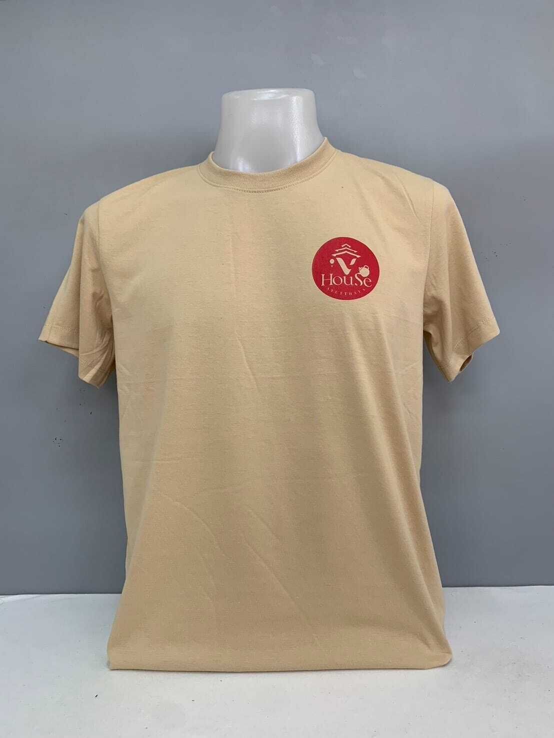 Eine Schaufensterpuppe trägt ein beiges T-Shirt mit rotem Logo auf der Brust.