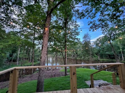 Cozy Waterfront Retreat at McMichael Farms