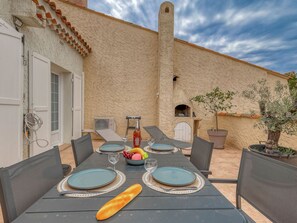 Outdoor dining - Hameau la Madrague by Interhome (Saint Cyr sur Mer La Madrague)