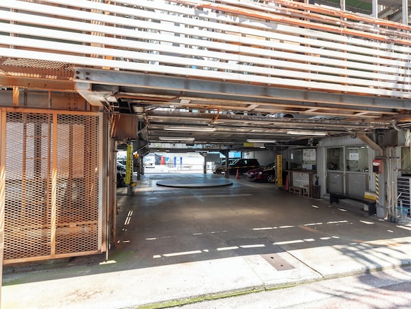 Self parking (JPY 1000 per night)