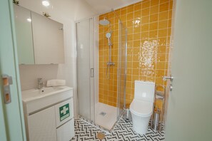 Dusche, Haartrockner, Handtücher, Seife