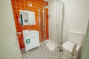 Dusche, Haartrockner, Handtücher, Seife