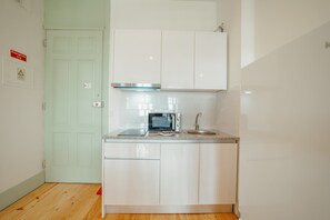 Kühlschrank, Mikrowelle, Wasserkocher mit Kaffee-/Teezubehör