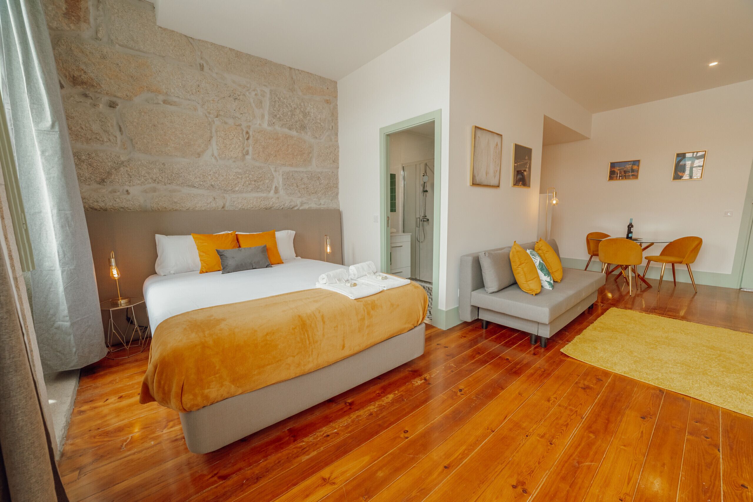 Silitysrauta/-lauta, ilmainen Wi-Fi, vuodevaatteet