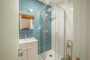 シャワー、ヘアドライヤー、タオル、石鹸