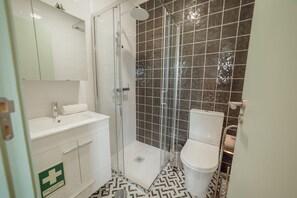 シャワー、ヘアドライヤー、タオル、石鹸