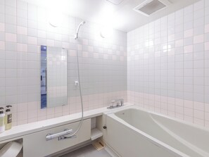 Traditional-Vierbettzimmer, Nichtraucher | Badezimmer | Kostenlose Toilettenartikel, Haartrockner, Bademäntel, Handtücher