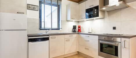 Réfrigérateur, four à micro-ondes, un four, surface de cuisson