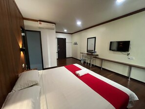 Quarto, 2 quartos | Espaço de trabalho para notebook, Wi-Fi de cortesia, roupa de cama