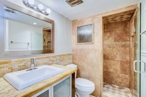 Ducha, secador de pelo, toallas, jabón