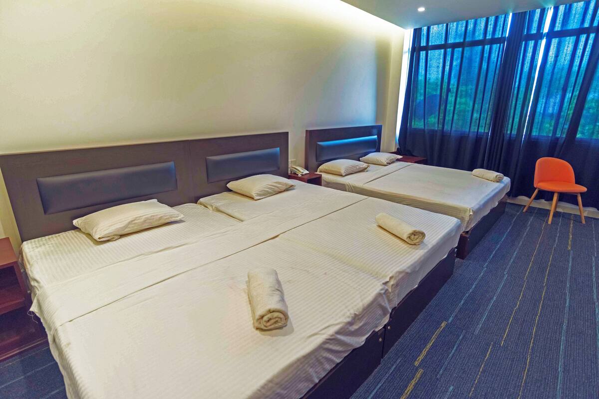 Chambre Double Familiale, plusieurs lits, vue ville | 1 chambre, espace de travail pour ordinateur portable, Wi-Fi gratuit