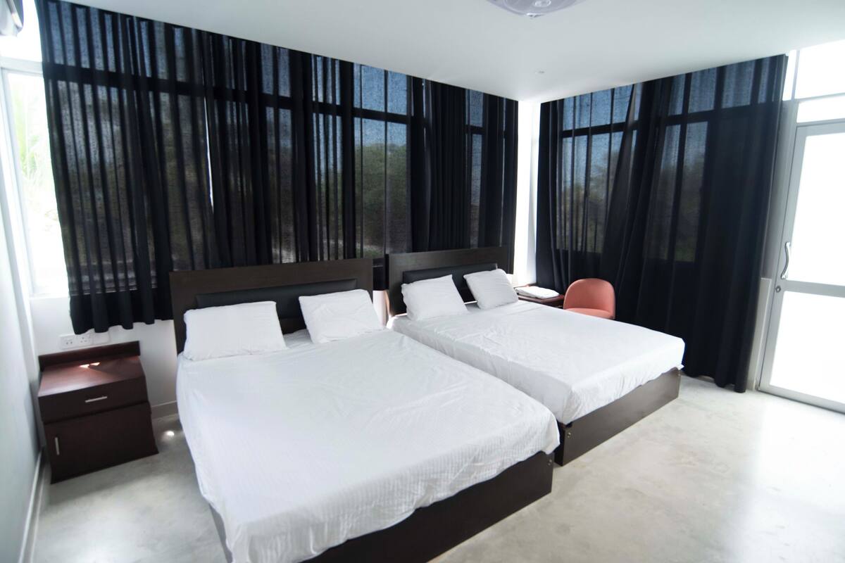 Chambre Double Familiale, 2 grands lits | 1 chambre, espace de travail pour ordinateur portable, Wi-Fi gratuit