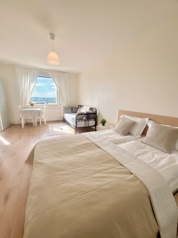 1 Schlafzimmer, Reisekinderbett, kostenloses WLAN, Bettwäsche