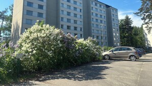 En moderne bygning med flere etager, med et parkeringsområde og flere biler.