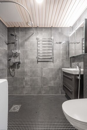 Bruser, hårtørrer, bidet, håndklæder