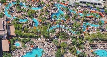 High Rise MGM Signature Corner Balcony Suite F1 & Sphene View - 2beds and 2baths